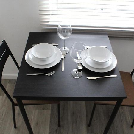 Modern Studio Apartment With Parking Chatham  Buitenkant foto