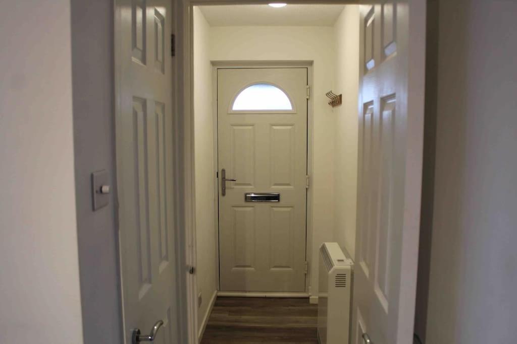 Modern Studio Apartment With Parking Chatham  Buitenkant foto