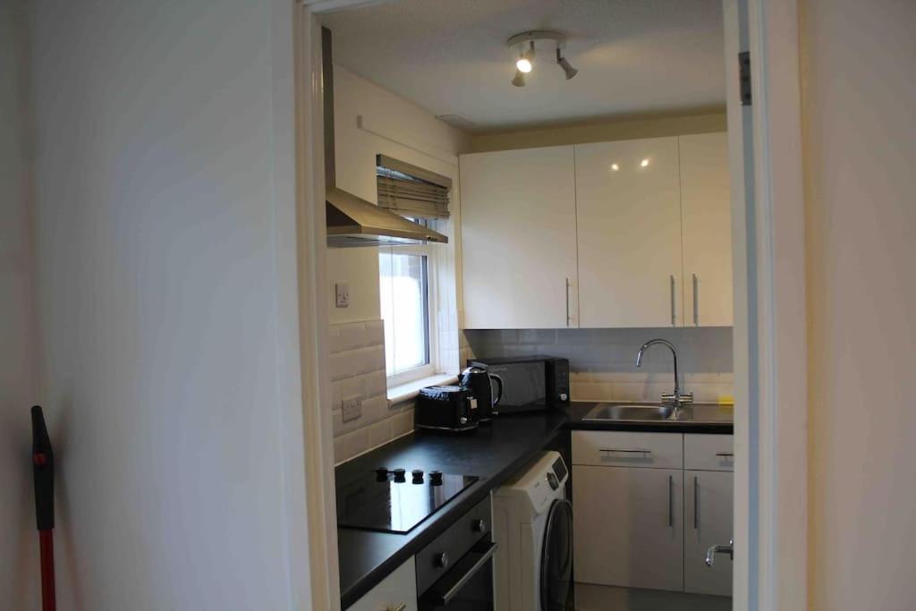 Modern Studio Apartment With Parking Chatham  Buitenkant foto