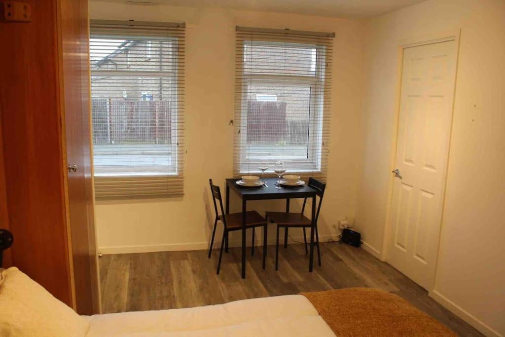 Modern Studio Apartment With Parking Chatham  Buitenkant foto