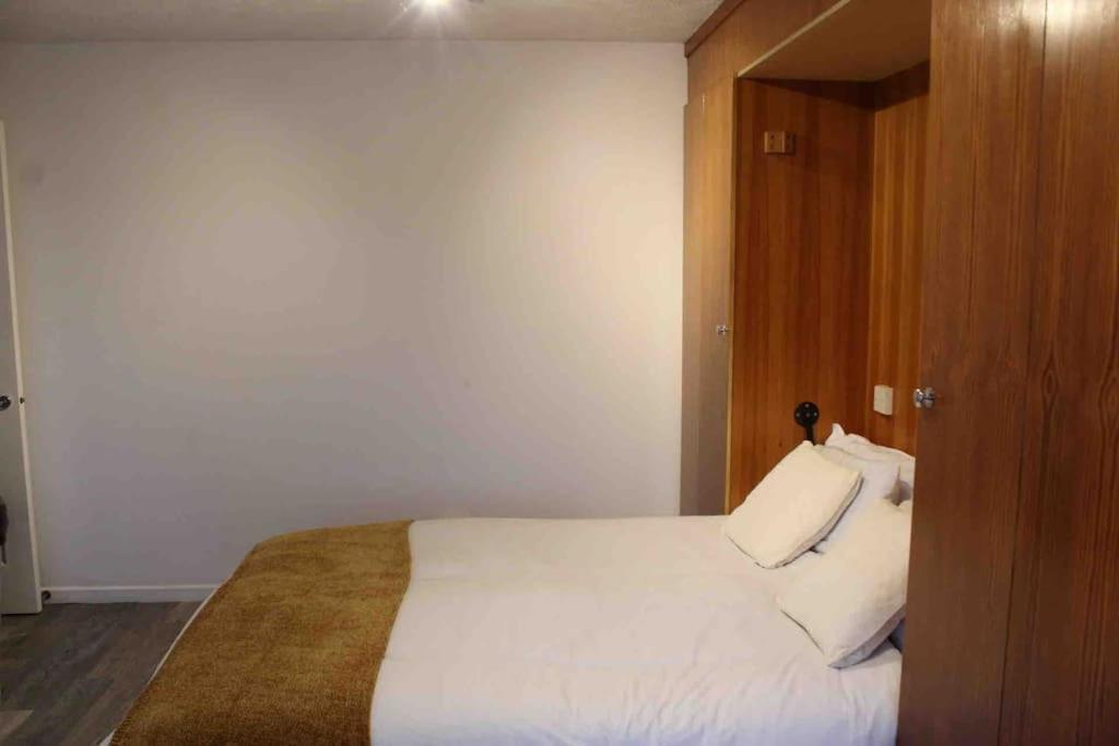 Modern Studio Apartment With Parking Chatham  Buitenkant foto